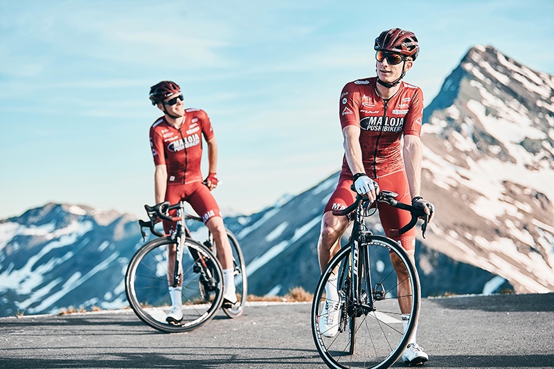 Zwei Radsportler auf Rennrädern in den Alpen