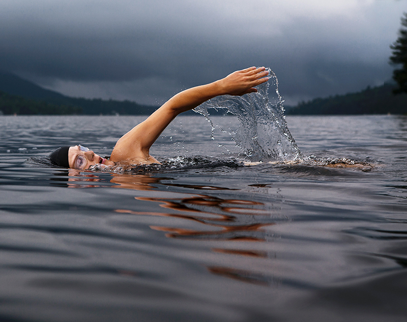 Ein Schwimmer im Wasser beim Kraulschwimmen